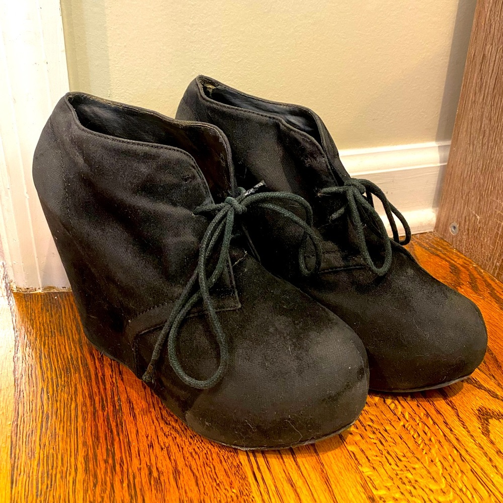 Black wedges
